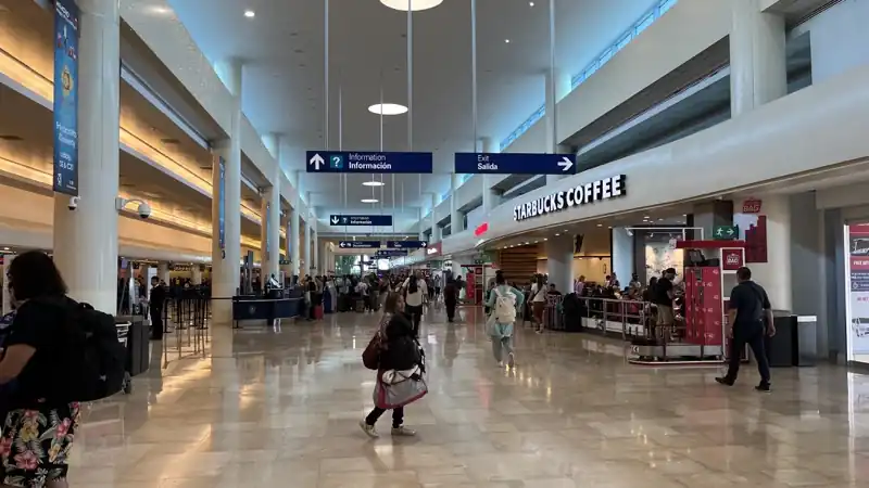 Interior de la Terminal 3 del Aeropuerto Internacional de Cancún