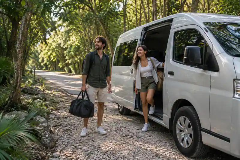 Ilustración de la llegada en transportación privada hacia Cobá