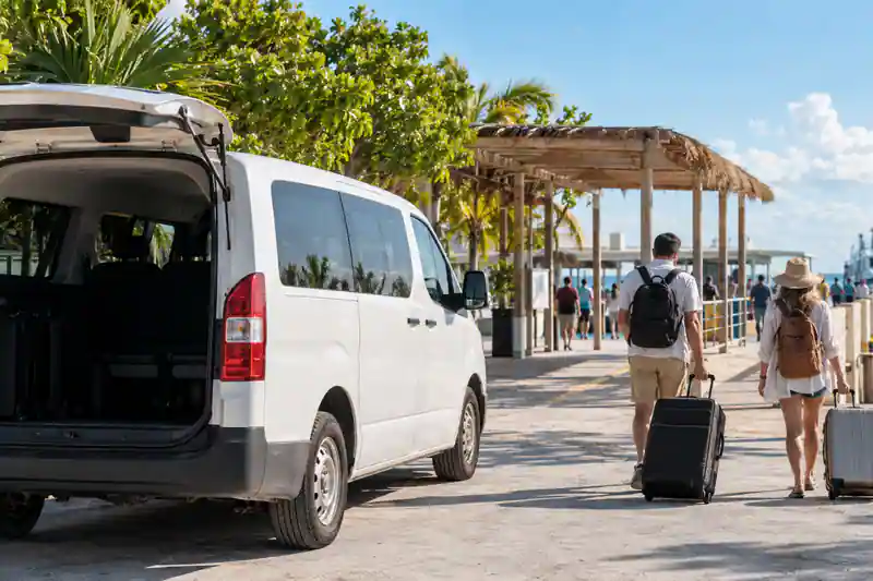 Ilustración de la llegada en transportación privada hacia Holbox