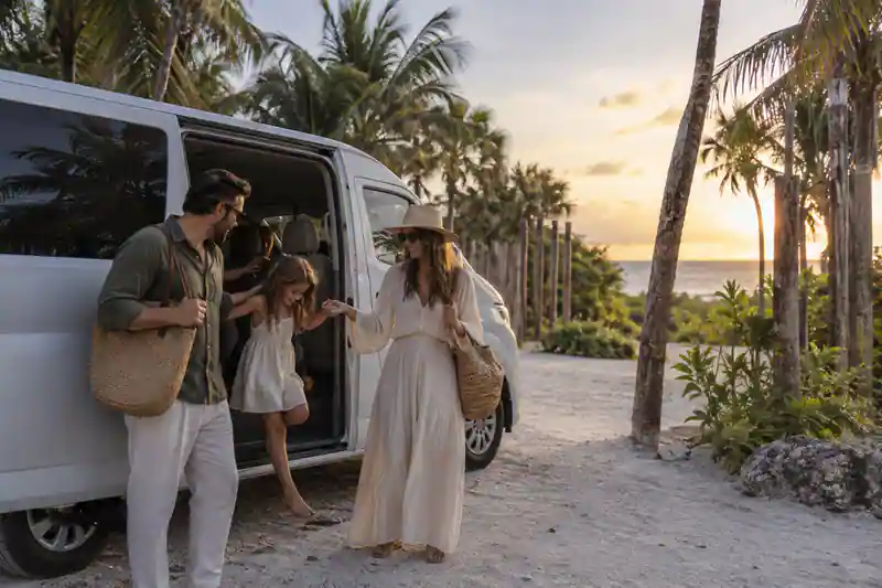 Ilustración de la llegada en transportación privada hacia Zona Hotelera de Tulum