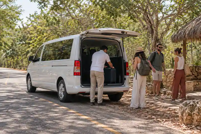 Ilustración de la llegada en transportación privada hacia Uxmal