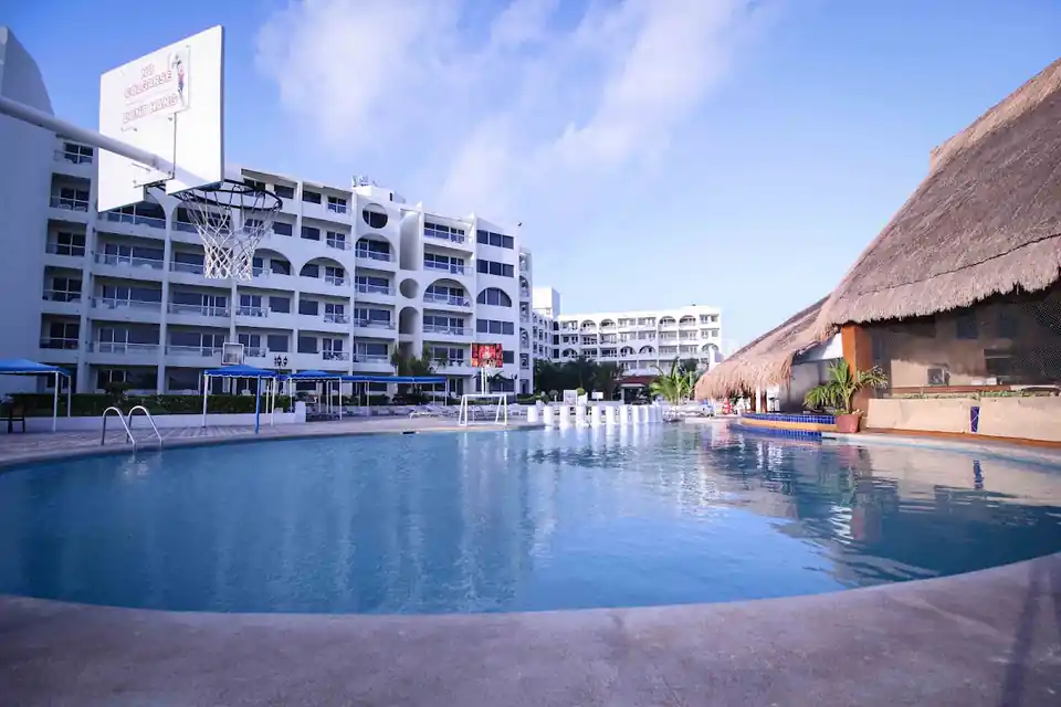 Aquamarina Beach Resort in Cancun Hotel Zone & Downtown