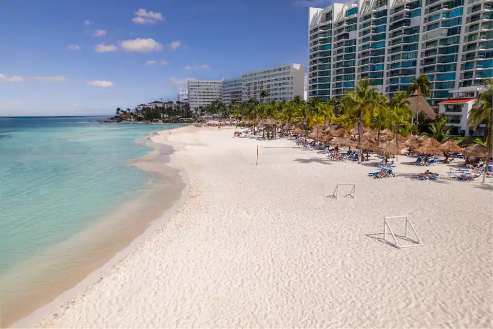 Beach Scape in Cancun Hotel Zone & Downtown