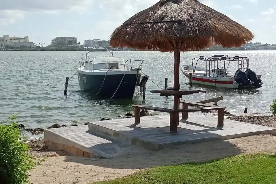 Condominium Genesis in Cancun Hotel Zone & Downtown