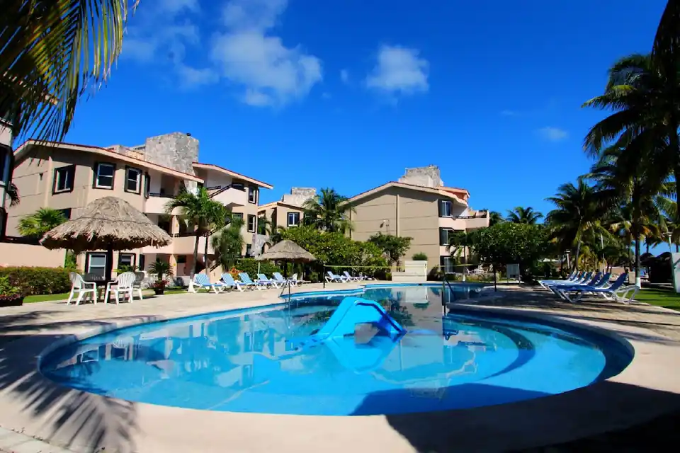 Coral Mar Condominiums in Cancun Hotel Zone & Downtown