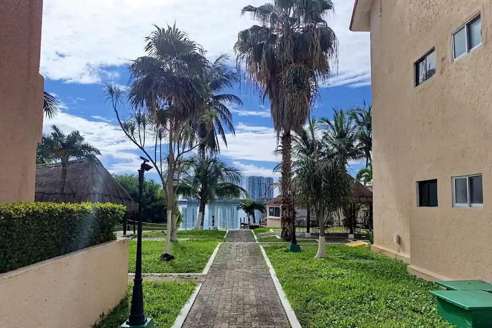 Hotel Grand Royal Lagoon in Cancun Hotel Zone & Downtown