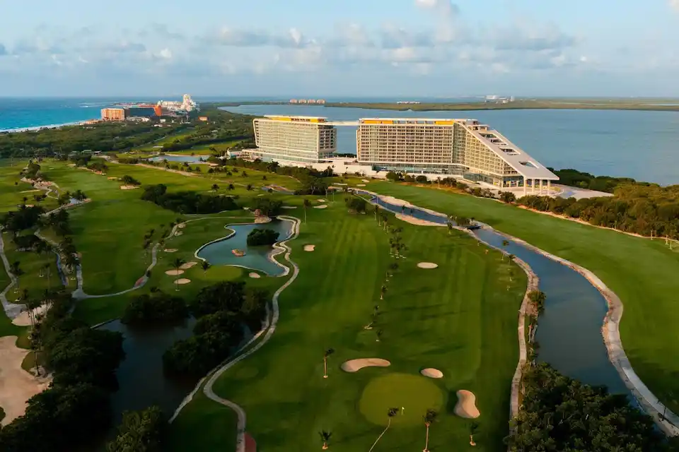 Hyatt Vivid Grand Island en Cancun Zona Hotelera & Centro