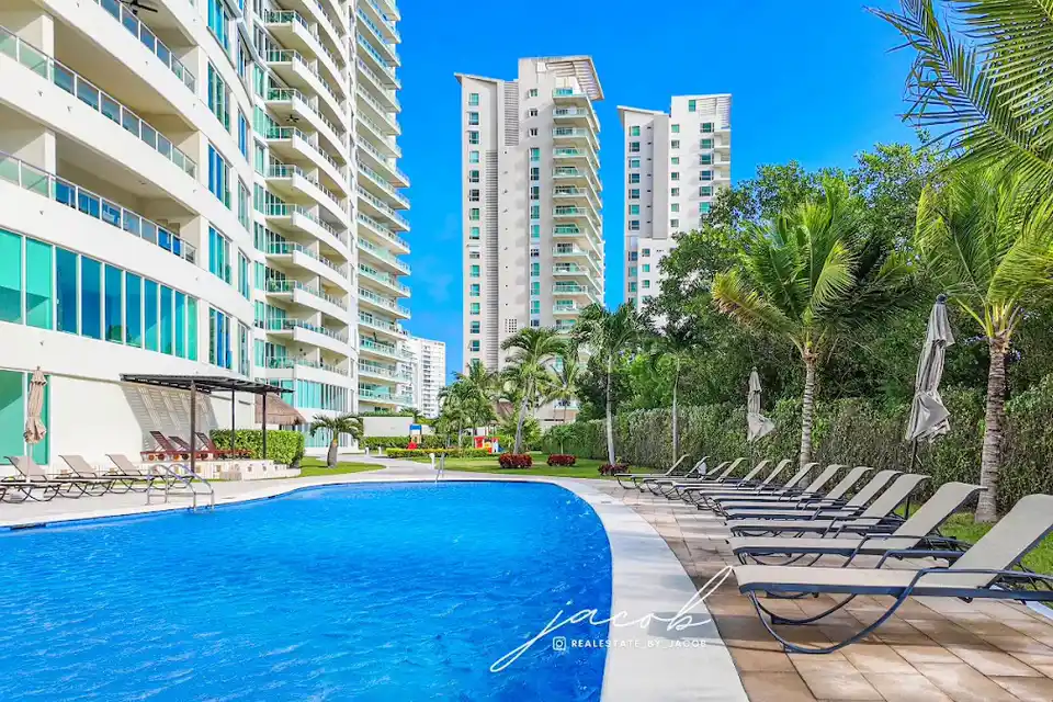 Residencial Isola Cancun in Cancun Hotel Zone & Downtown
