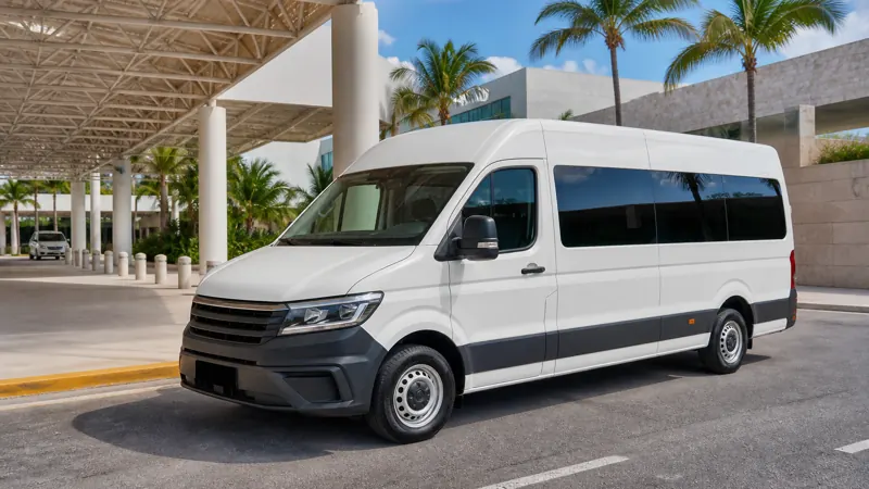 Van larga blanca para transportación privada de grupos en Cancún